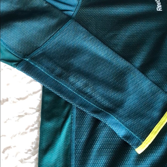 Reebok 1/4 zip Pullover - Picture 2 of 7